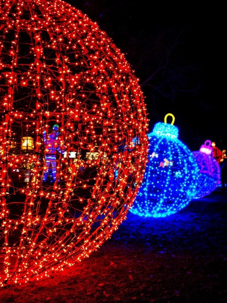 25 Amazing Outdoor Christmas Decorations To Make Your Home A Magical One 19 Amazing Outdoor Christmas Decorations - Giant Lighted Ornaments